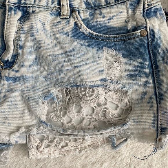 Short shorts - Picture 7 of 11